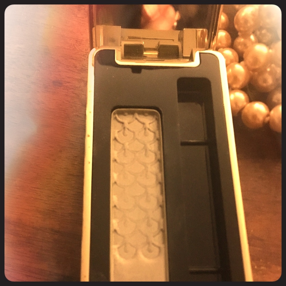 Guerlain eye shadow in 08 Grey Charles